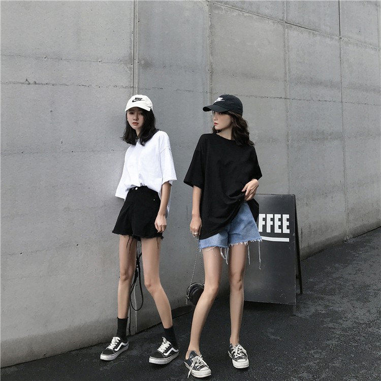 Áo thun trơn tay lỡ form rộng phong cách unisex cổ tròn vải cotton thoáng mát | Mr.Tee