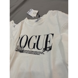 Áo phông Vogue đen trắng