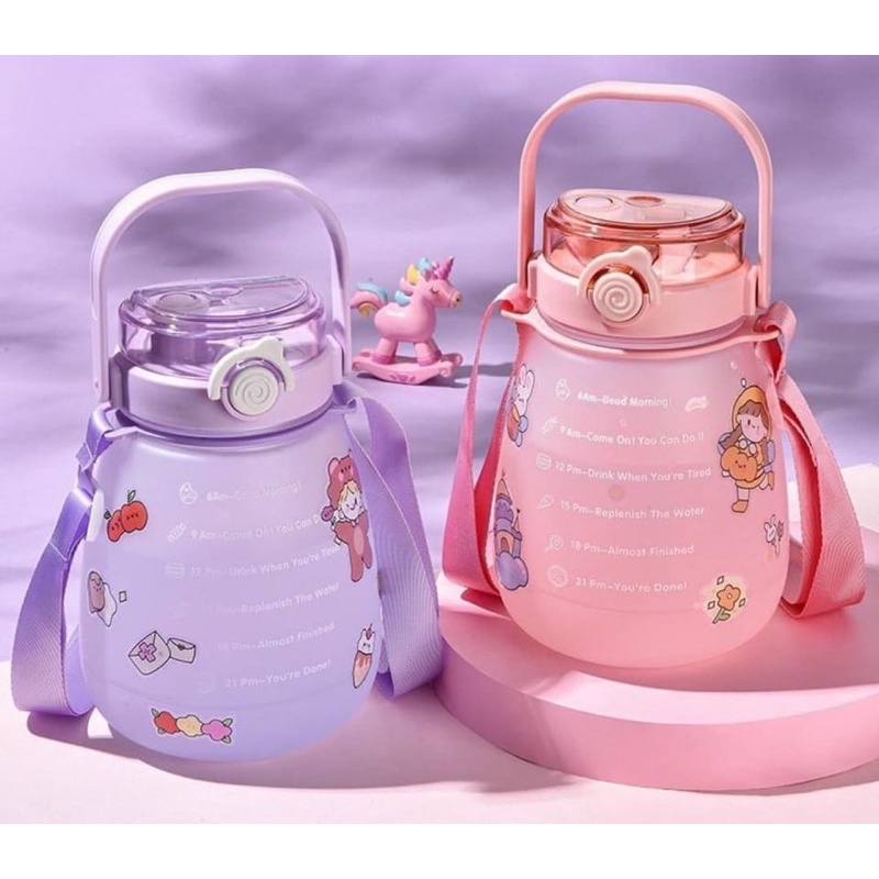 Bình Nước Tròn 1,3L Có Sticker Dán Dễ Thương Nhiều Màu Tiện Lợi