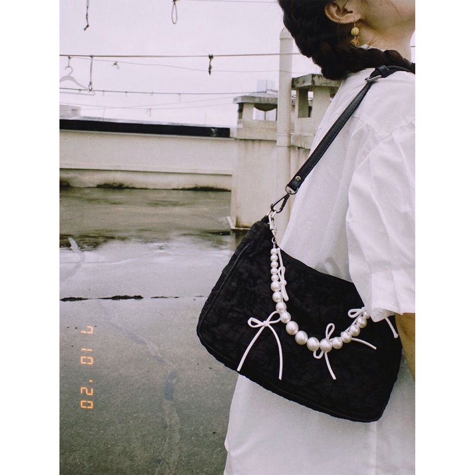 Túi đeo vai dưới cánh tay xếp ly dây túi đính ngọc trai nhân tạo màu đen nhỏ xinh xắn phong cách năng động