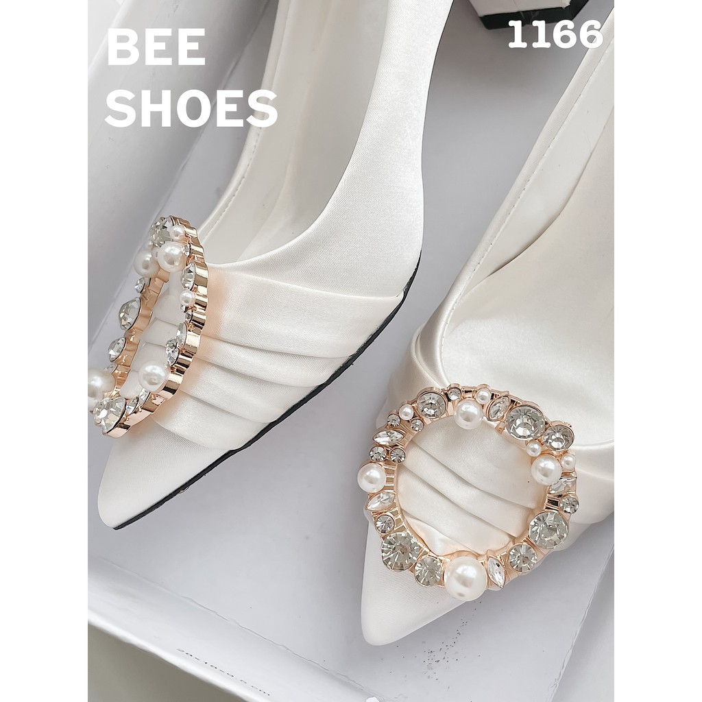 BEESHOES - GIÀY CAO GÓT NỮ MŨI NHỌN HỌA TIẾT ĐÁ TRÒN NGỌC - GIÀY CAO GÓT NỮ GÓT VUÔNG CAO 5 PHÂN SẴN MÀU TRẮNG 201166