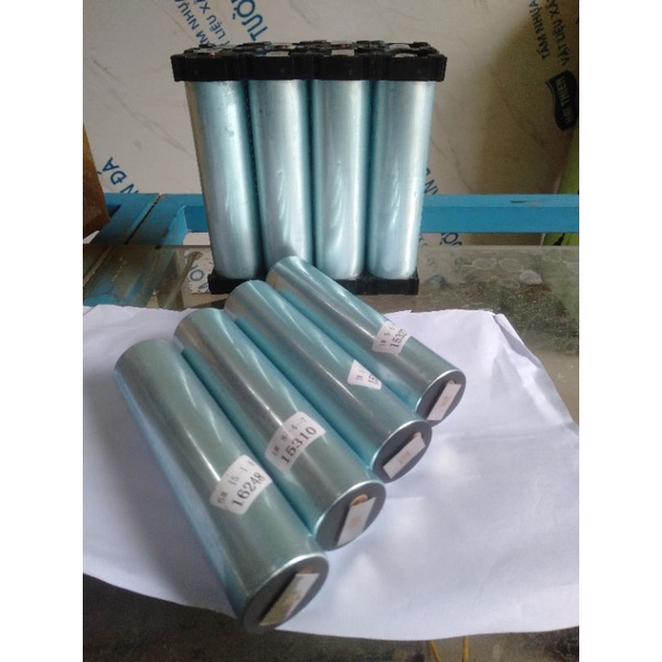 1 cell pin lifepo4 33140 3,2v_15ah max xả 250cca hàn 2 đầu kẽm ,tặng kèm khung