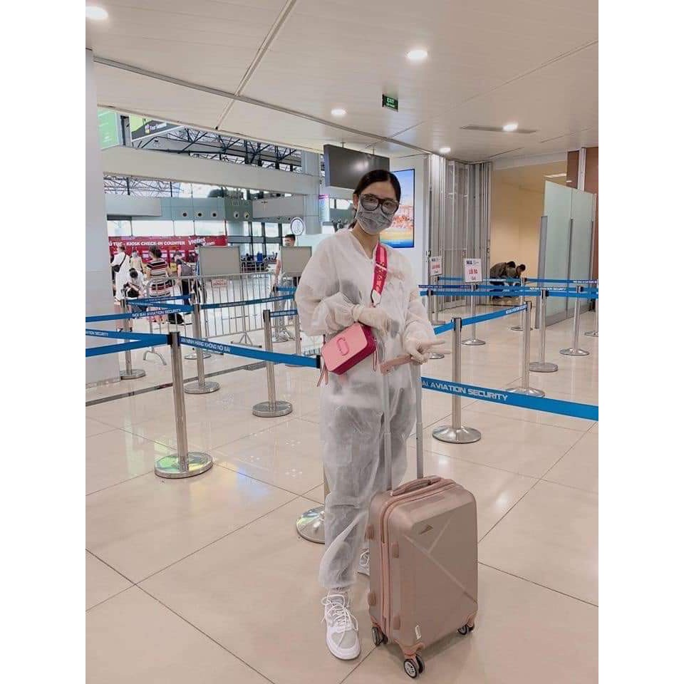 CÓ TRẺ EM- COMBO 3 MÓN :Bộ đồ bảo hộ y tế dùng một lần phòng chống dịch Covid:(1 BỘ BẢO HỘ + BAO CHÂN+ KHẨU TRANG)