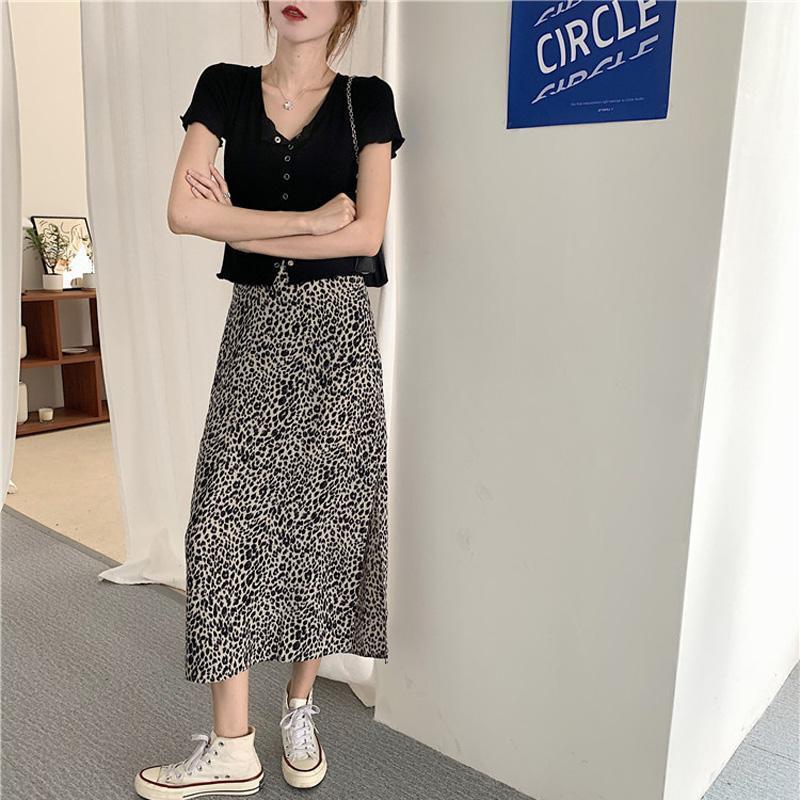 Chân váy lưng cao thiết kế xẻ tà họa tiết da báo quyến rũ thời trang