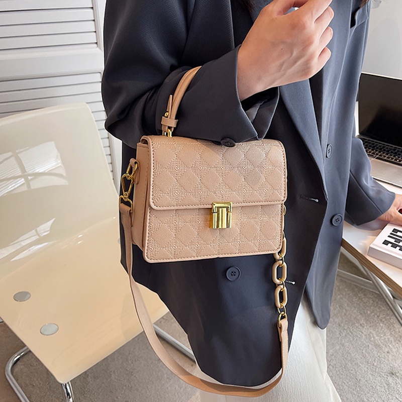Túi đeo chéo IELGY họa tiết hình thoi nhỏ nút khóa phối xích cho bạn nữ