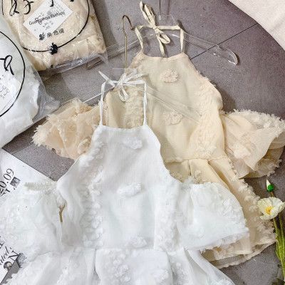 Áo hoa nổi trễ vai cổ yếm tiểu thư