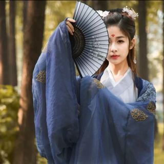 Hán phục có áo khoác tay áo rộng. Hanfu xanh. Đồ cổ trang