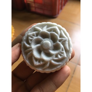 Bánh in bột nếp nhân dừa non