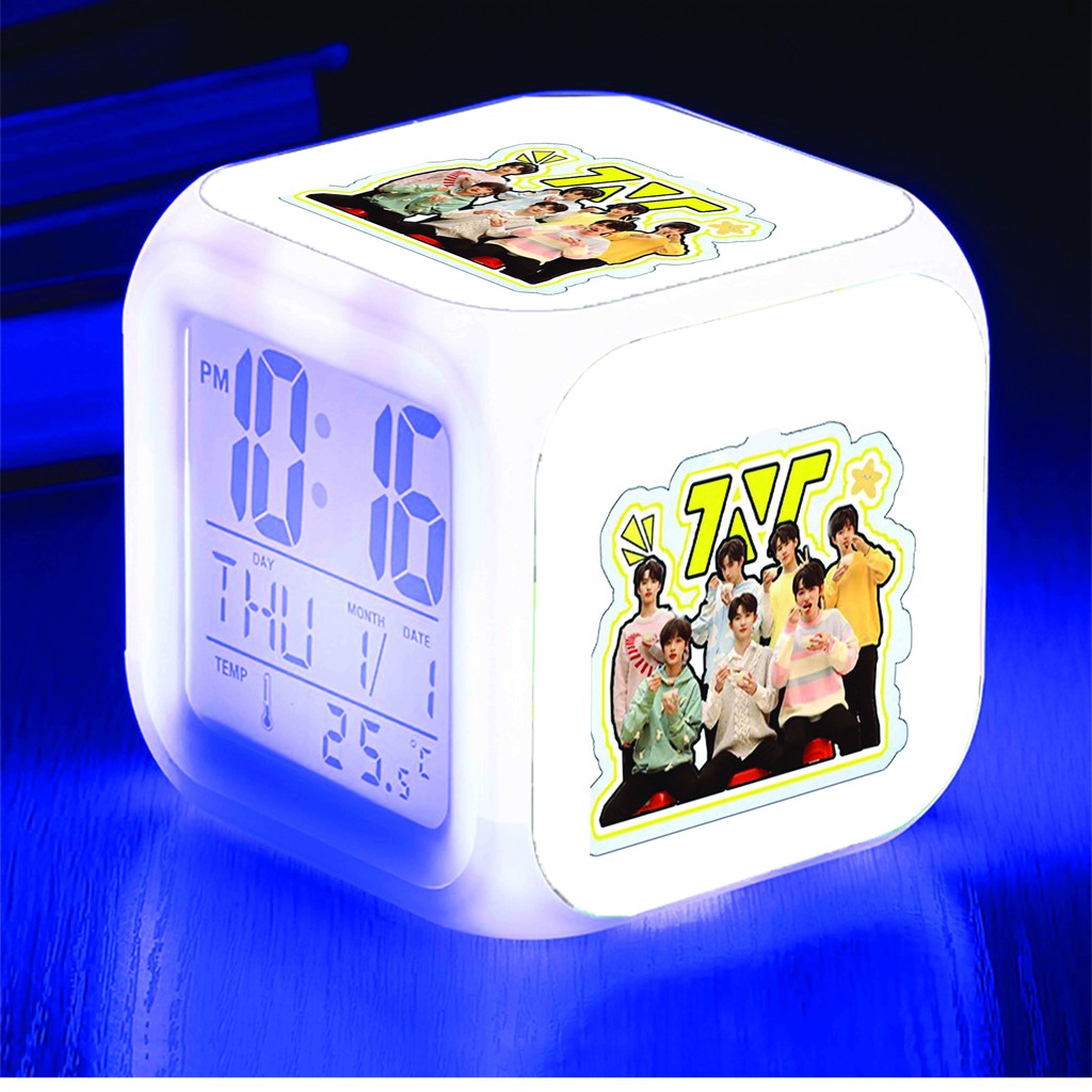 Đồng hồ báo thức để bàn in hình TNT THỜI ĐẠI THIẾU NIÊN ĐOÀN idol thần tượng đèn LED đổi màu