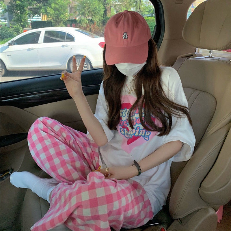 Set đồ COZOKC gồm áo thun dáng rộng in họa tiết và quần sọc caro thời trang