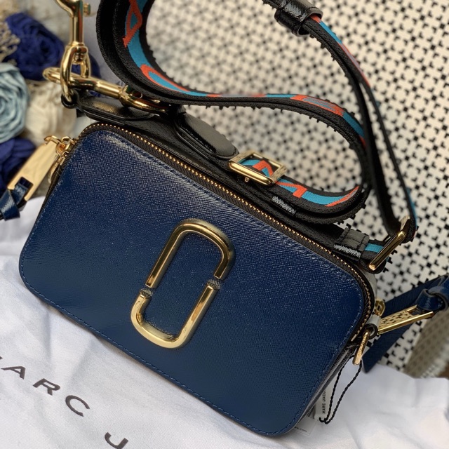 Túi Marc Jacobs Snapshot xanh navy phối colorblock kèm dây thương hiệu màu nổi bật