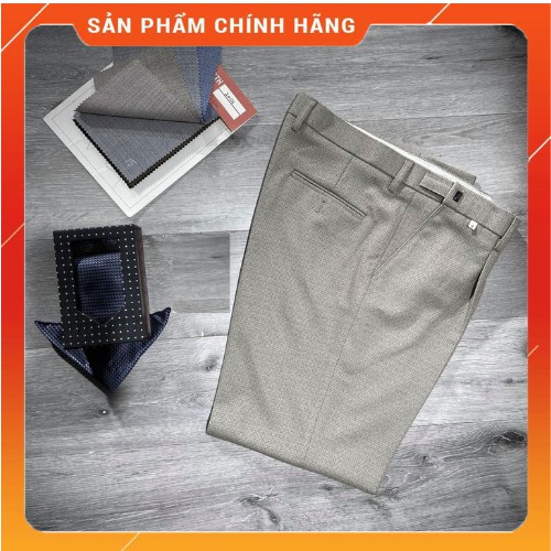 Bộ vét nam trung niên màu cát kem sáng, được tặng kèm một cavast