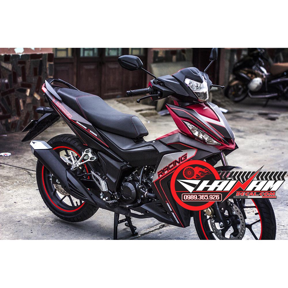 Tem Trùml Winner 150 Đen Chỉ Đỏ Racing