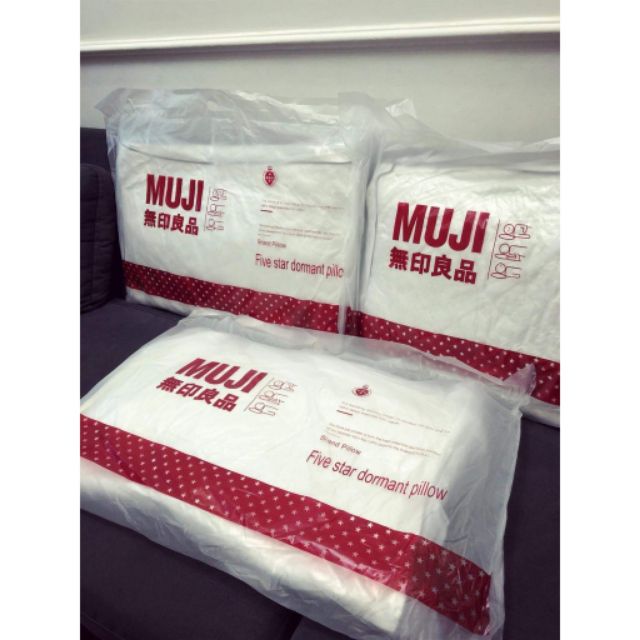 RUỘT GỐI NẰM MUJI, HILTON, OSAKA ( 2 CHIẾC). Cân Nặng 1,6kg