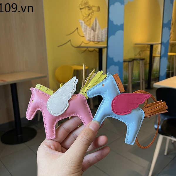 Móc chìa khóa đính phụ kiện hình con ngựa nhỏ có đôi cánh thiên thần bằng da cừu màu trơn thiết kế nhỏ gọn thủ công