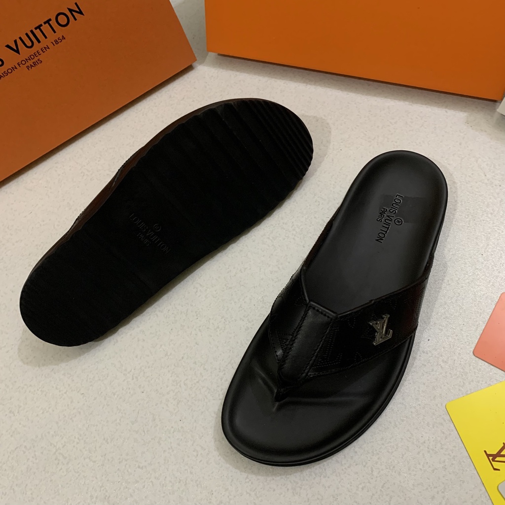 Dép Tông LV Logo Sắt - Dép Xỏ Ngón Nam Đế Cao Su Chống Trơn Trượt, Hình In Chắc Chắn - Tông Nam Đẹp - Size 38/42