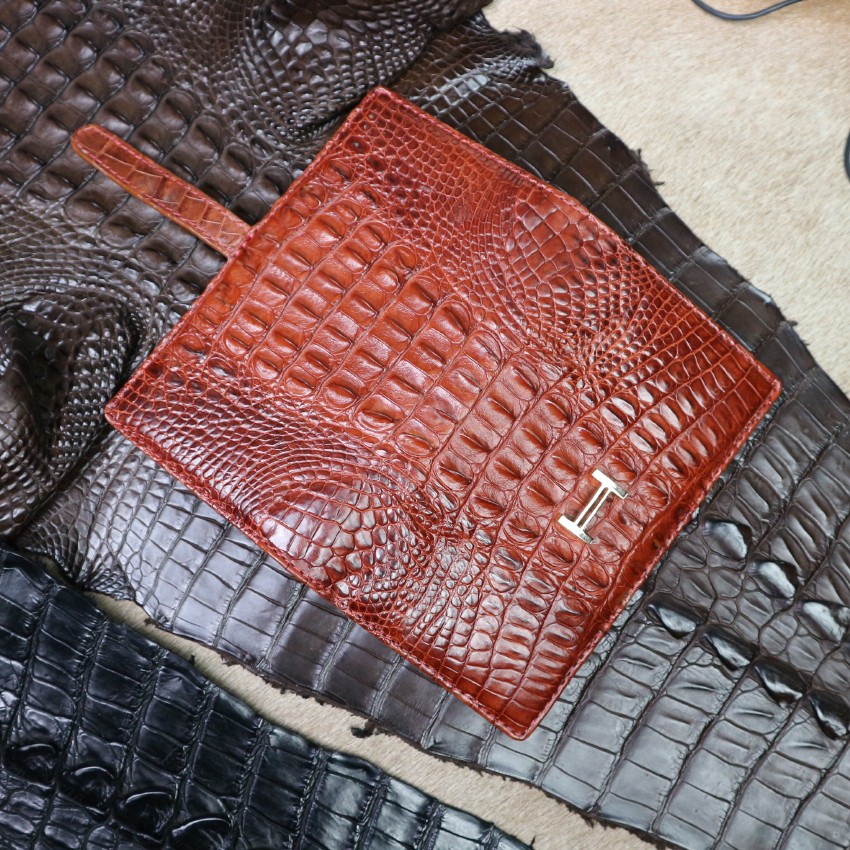 Ví nữ cầm tay Konavis da cá sấu thật thiết kế khoá cài sang trọng màu nâu nổi bật dễ phối đồ - CW26-03