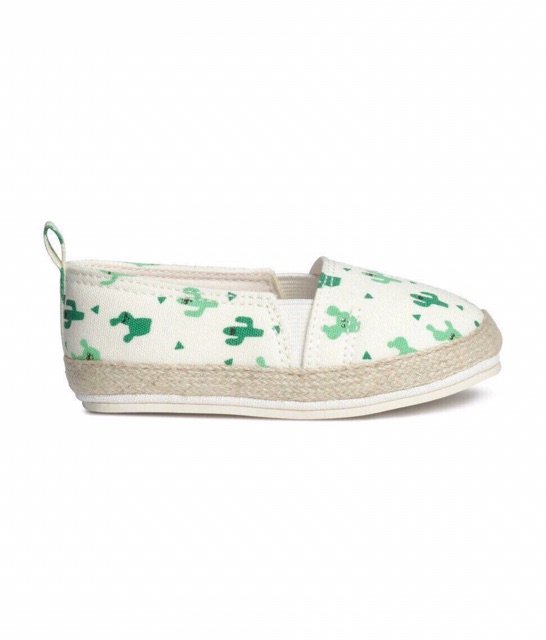 Giày slip on H&M xuất hoạ tiết xương rồng