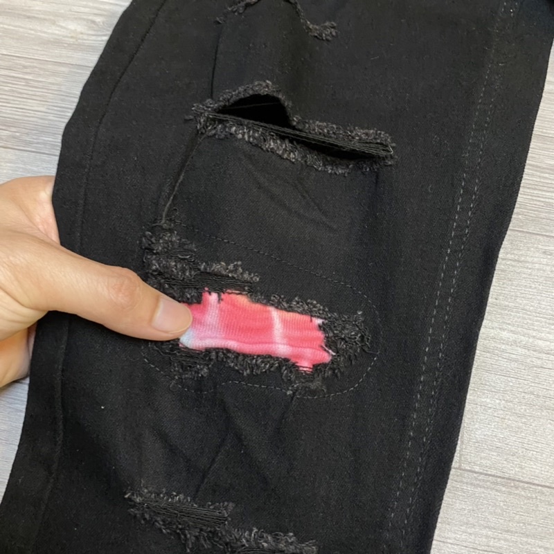 Quần jean nam vá gối xanh đỏ khâu viền,Quần bò vá nhăn amiri xanh đỏ rách gối