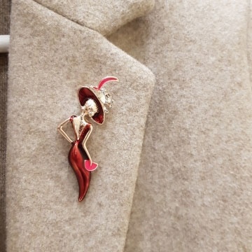 Ghim cài áo kiểu cô gái đội nón vành to thanh lịch thời trang dành cho nữ