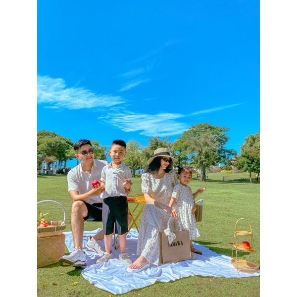 Set gia đình đi du lịch: váy trắng mix hoa nhí , gia đình mình thì k thể thiếu màu trắng rồi các mom ơi☺️ - By Famawa
