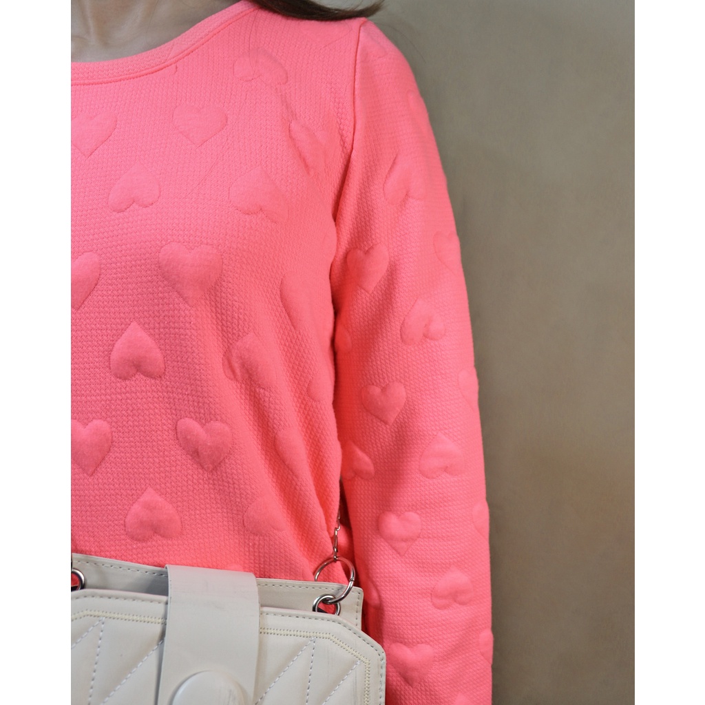 Áo sweater LOVE IS IN THE AIR thêu nổi màu hồng nữ tính | BigBuy360 - bigbuy360.vn