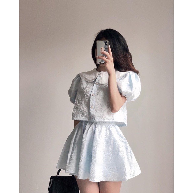 Sét gấm gồm áo croptop tay bồng kèm chân váy cạp chun, set tiểu thư chất liệu vải gấm cao cấp.