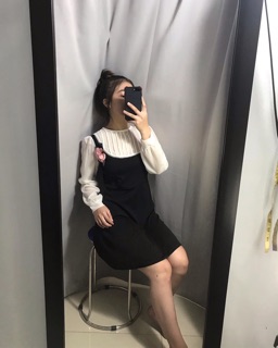 Đầm đen ngực cài hoa tay dài