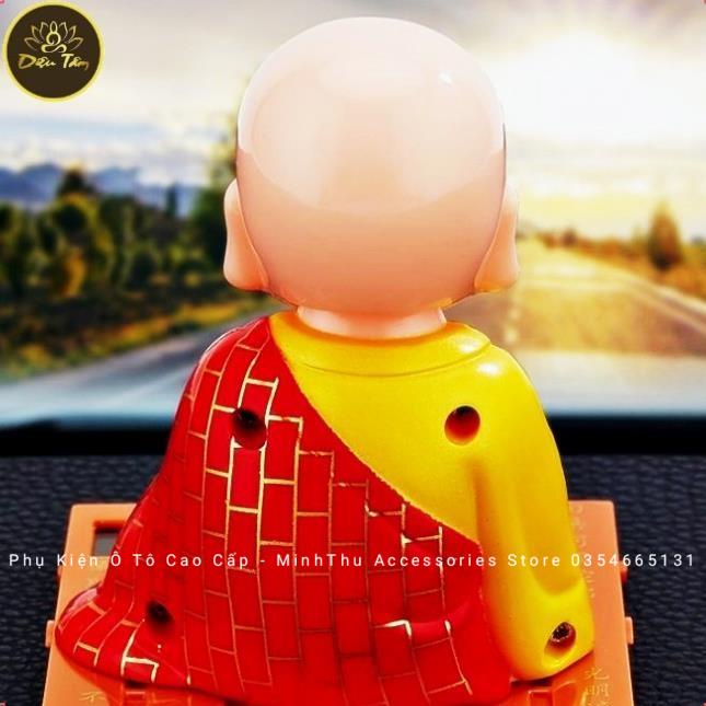 Tượng phật chú tiểu gõ mõ tụng kinh để taplo trang trí xe hơi ô tô