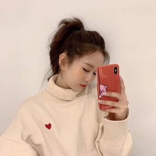 Áo len cổ lọ trái tim
