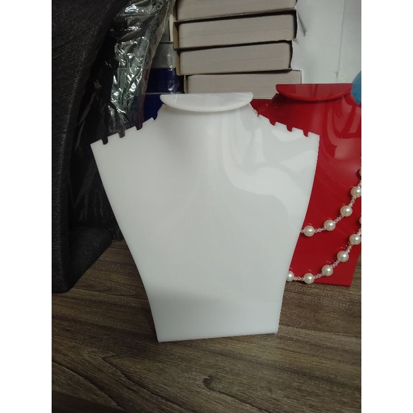 Cổ trưng bày đây chuyền bằng mica
