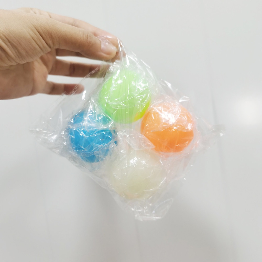 Quả bóng dính tường phát sáng giúp giảm căng thẳng cho bé