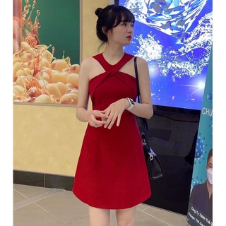 Đầm nhung đỏ cổ yếm xoắn ngực xoè nhẹ