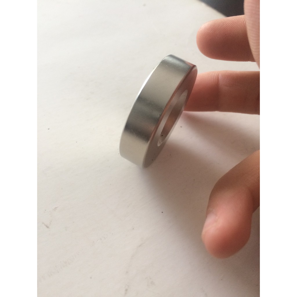 Nam châm tròn loại lớn có lỗ 40x10mm lực mạnh có thể giữ được vật như hộp đèn taxi, xe hoa cô dâu....