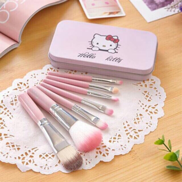 Bộ cọ trang điểm Hello Kitty 7 cây hộp thiếc