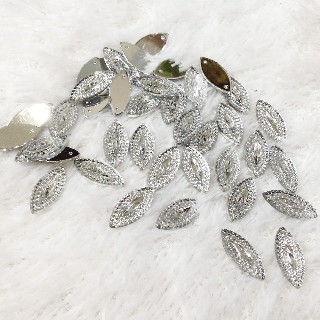 Hạt đá nhựa acrylic kết áo hình lá dài bạc ánh trắng size 2.1cm