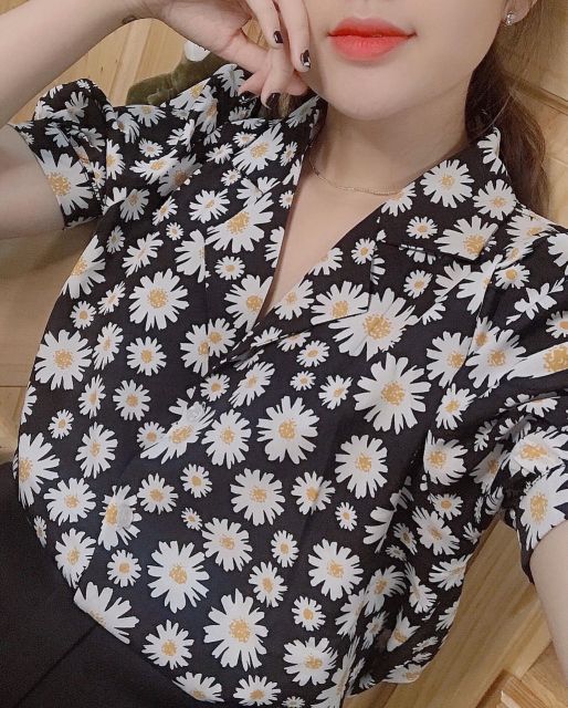 Set áo sơmi hoa cúc + quần suông đen