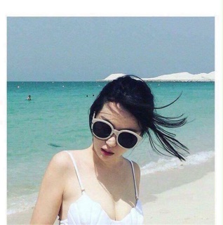Kính râm gọng trắng mắt đen gọng tròn