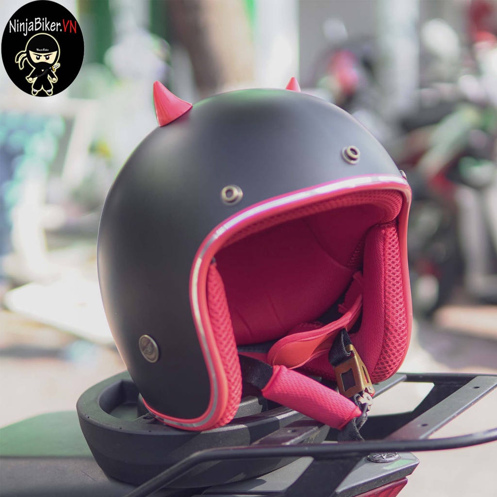 Nón bảo hiểm NTMAX 3/4 màu đen lót đỏ tặng kèm phụ kiện sừng mini đỏ
