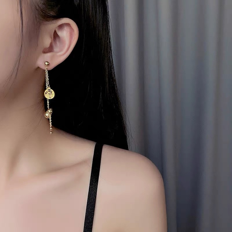Đôi bông tai dáng dài bằng thép titan phối tua rua phong cách dân tộc thời trang