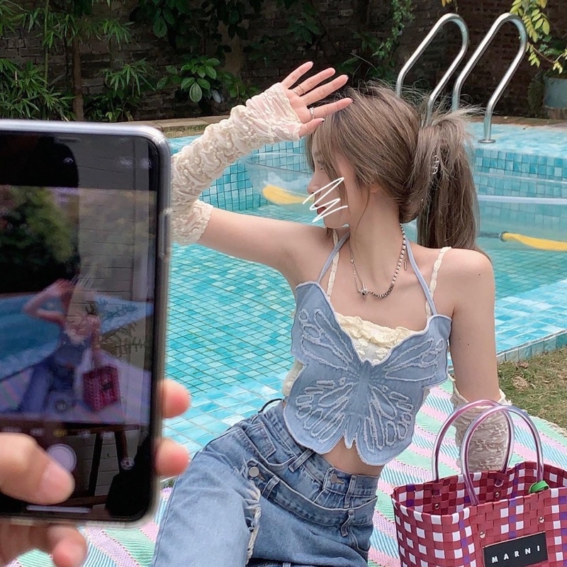 Set áo yếm denim hình bướm + áo hai dây ren trắng và bao tay