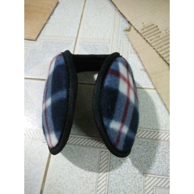 Bịt tai cho bé trai