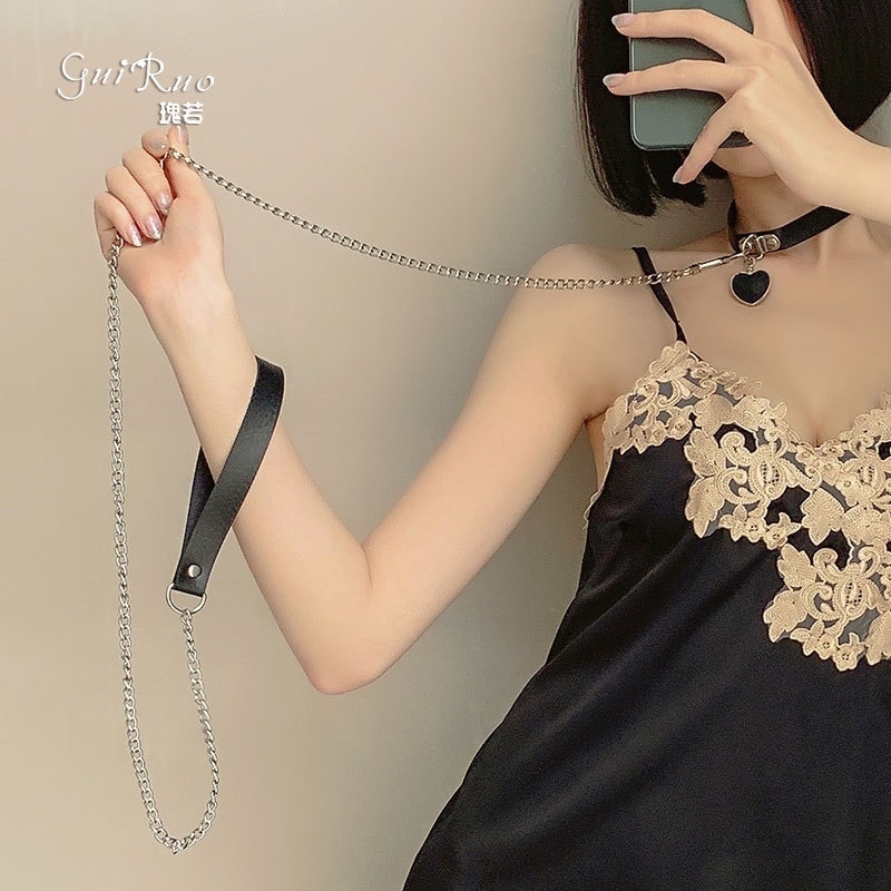 Vòng cổ Chocker đa dạng phong cách kèm dây xích dắt