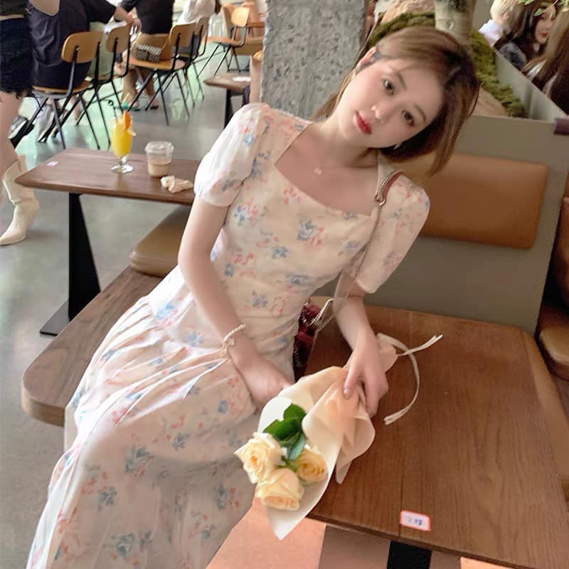 Váy kem cổ vuông tay cộc nền be hoa hồng xanh , hồng | BigBuy360 - bigbuy360.vn