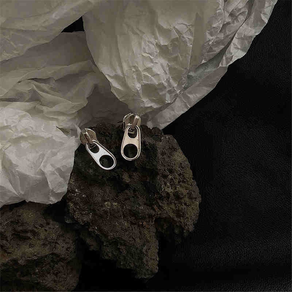 Bông tai thiết kế hình đầu dây khóa kéo độc đáo dành cho nữ