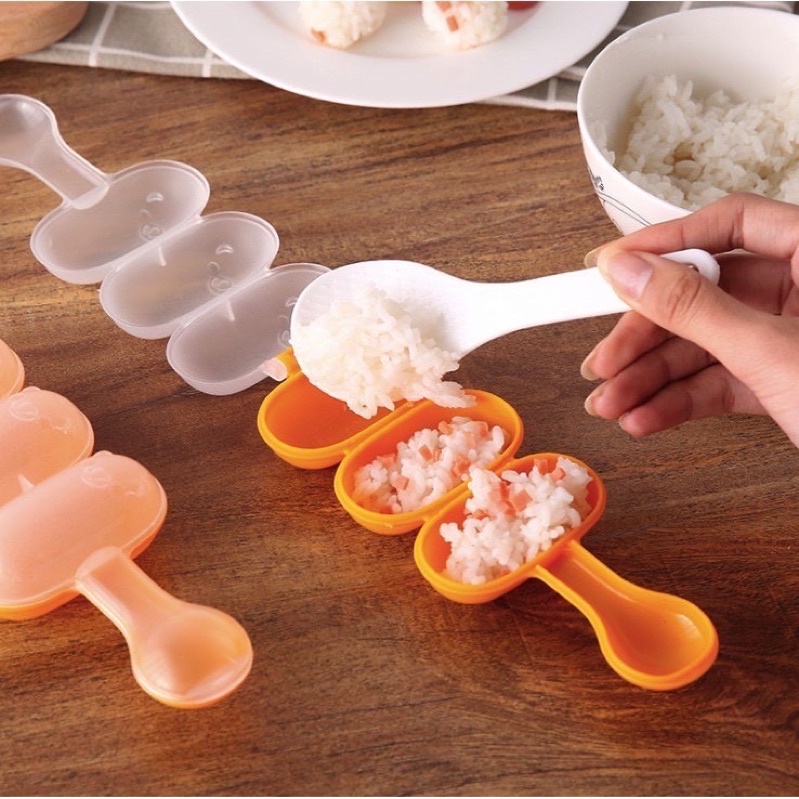 Khuôn cơm lắc tạo hình tròn kèm thìa siêu xinh