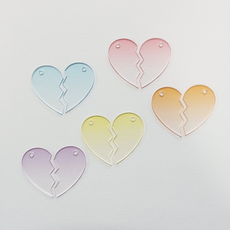 Chia đôi móc khóa acrylic tình yêu