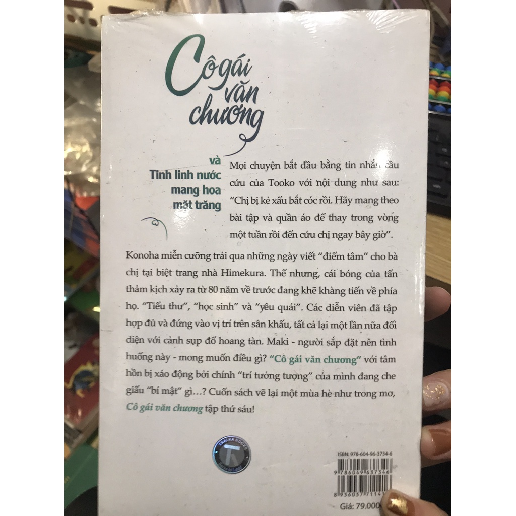 Sách - Cô gái văn chương và tinh linh nước mang hoa mặt trăng tập 6