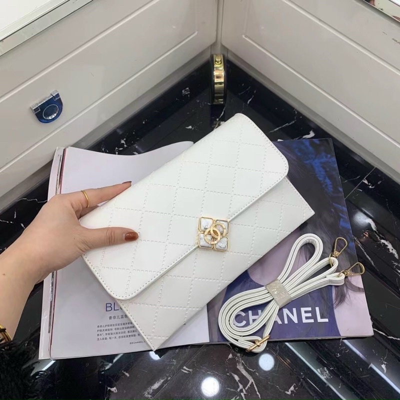 Ví cầm tay sang chảnh hot trend- clutch da khoá hoa thời trang