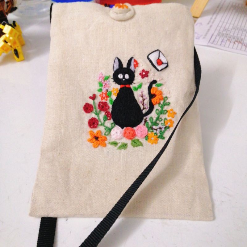Túi thêu handmade( đựng điện thoại. tiền...)
